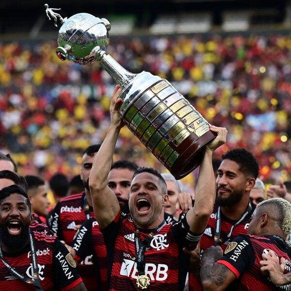 开云体育官方入口-他没成马拉多纳 他没成贝利 迭戈强罗比尼奥太多！